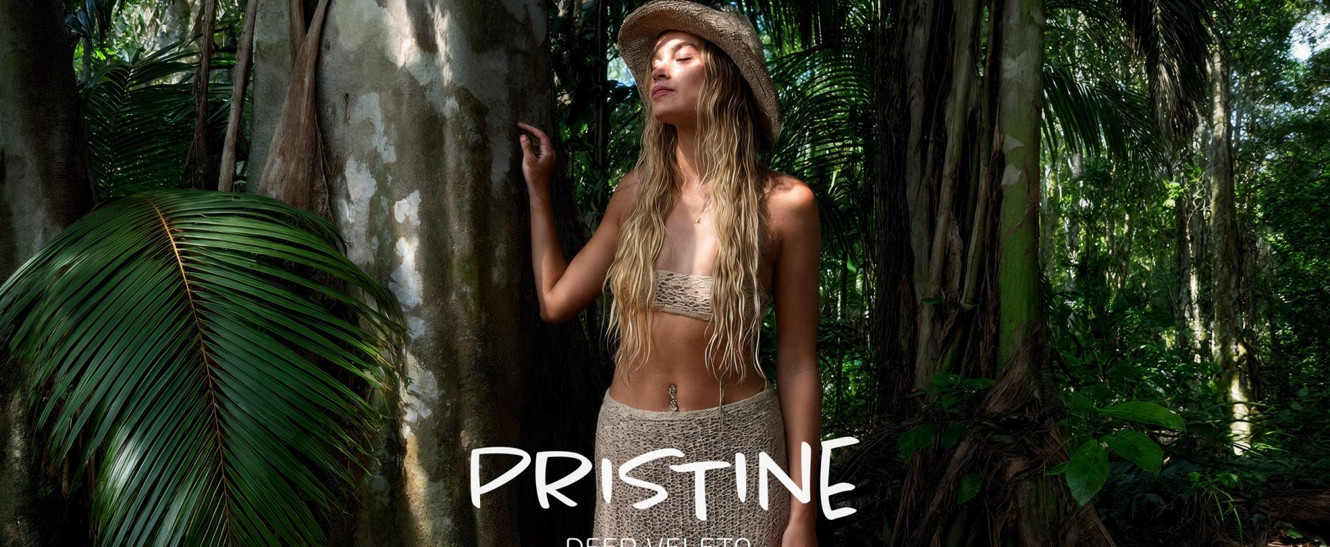 mujer caminando en terreno en tulum