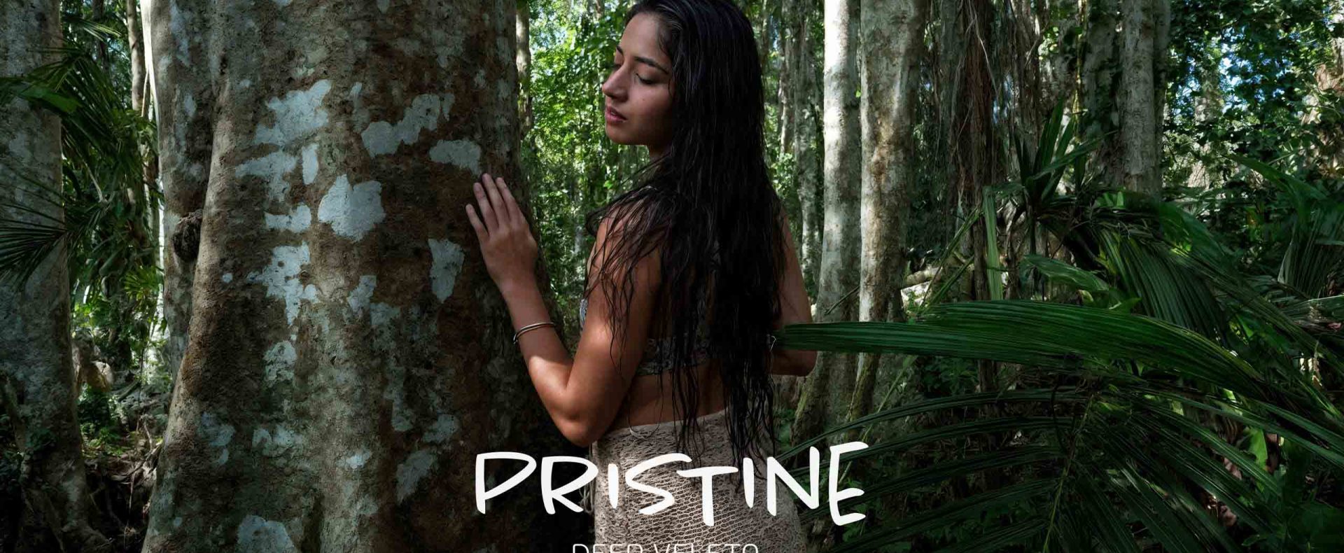 Mujer camina sobre terreno en Tulum